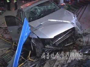 濟南大三女生駕駛奧迪車闖卡 撞進超市停下